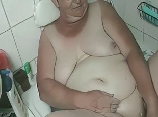 Granny and grandpa play naughty sex games in the retro bathtub