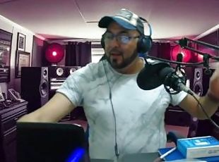 Mr pato Lucas enseña sus bolas al aire