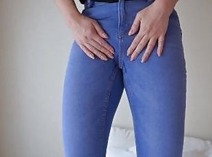 girl peeing in jeans and they are wet