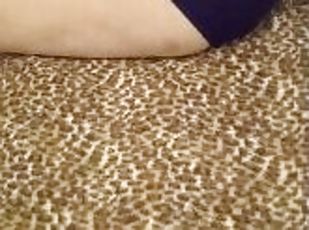 Hijastro ruso me folla a cuatro patas en cama de leopardo