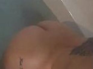 Wet juicy ass Latina bouncing in the steamy bath