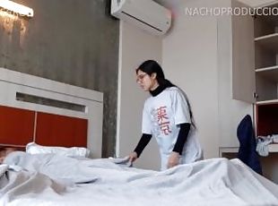 Empleada del hotel entra a limpiar y no soporta las ganas de follar.