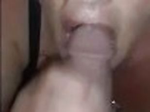 Salope milf suce la bite avec éjaculation dans sa bouche, elle avale tout ton jus