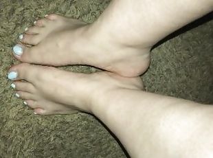 I give her sexy feet and toes a nice little cumshot