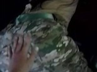 Mi amiga militar llegó de trabajar a follar