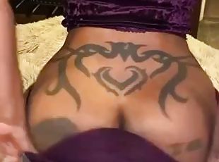 Ebony MILF huge arse shake - amateur porn