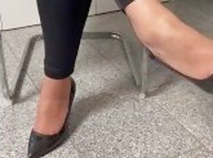 Sexy Milf want the cum on the feet and shoes