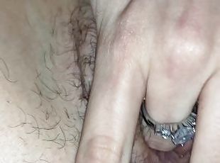 FuckMe! Pink Pussy - jovencita 18 años se desnuda coño peludo y apretado” gime metiendose los dedos”