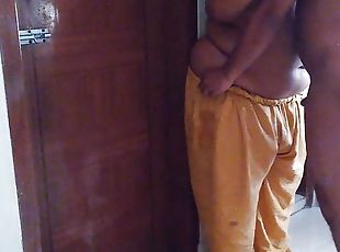 Tamil naukrani ghar ki safai karate hai jabki malik ka beta ata hai aur uski mast chudai (Desi sexy maid rough fuck)