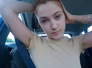 Risky blowjob in the car while driving