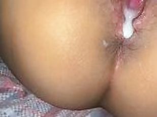 Jovencita tiene orgasmo al recibir semen dentro de su vagina