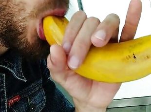 Te Gustaría Que esta Banana Fuera tu Verga, y que Sacase tu Leche  Explotando en Mi Boca