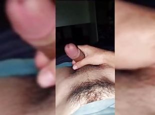 Me despierto y esta parado y me la jalo una paja mañanera- masturbacion masculina//I wake up and he'