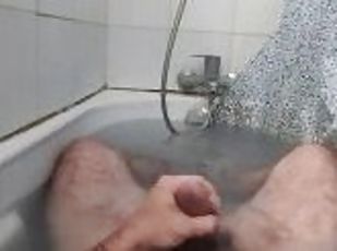 Tout doucement je me fais jouir dans le bain en baisant ma main / Edging / Orgasm / Very hard cock