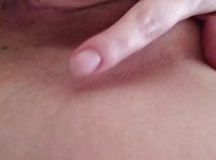 Meto mis dedos a mi vagina caliente y mojada